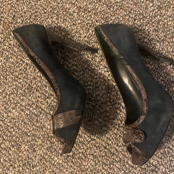 Size 9 Nine West navy blue and gray heels - Picture 2 of 12